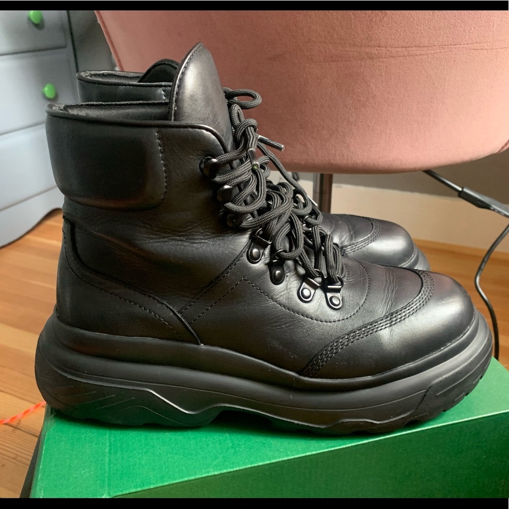 STEVE MADDEN winter shoes! These shoes are in great condition! Small scratch!